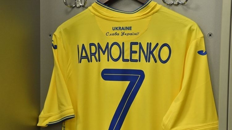 Сборная Украины представила новую форму, где на каждой футболке надпись "Слава Украине!"