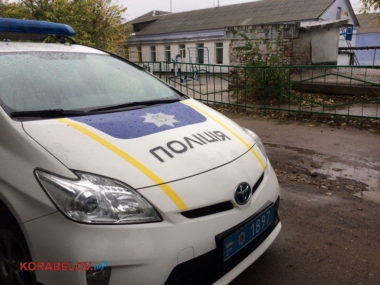 Возле школы в Николаеве пьяный мужчина бросался в людей камнями 