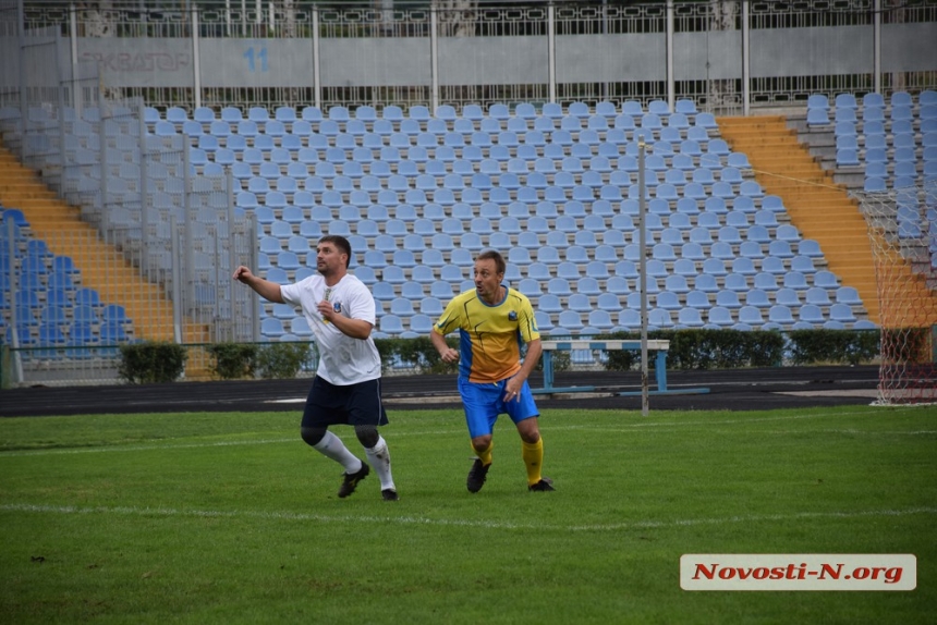 В Николаеве на «звездном матче» чиновники и бизнесмены обыграли спортсменов в футбол. ФОТОРЕПОРТАЖ