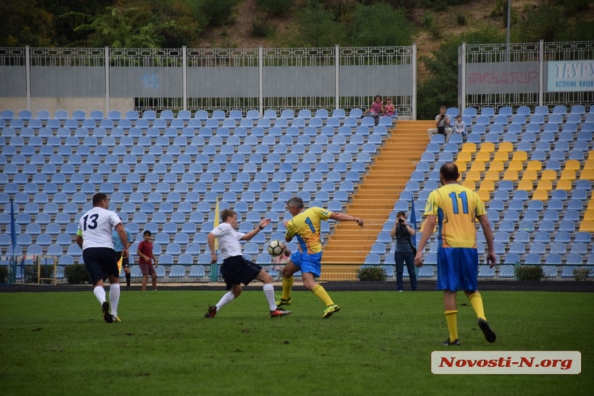В Николаеве на «звездном матче» чиновники и бизнесмены обыграли спортсменов в футбол. ФОТОРЕПОРТАЖ