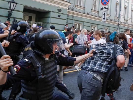 Митинги в России: Число задержанных превысило 800 человек