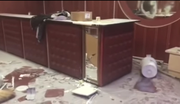В Крыму два школьника разгромили ночной клуб лопатами и залили его пеной. ВИДЕО