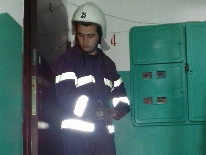 На Николаевщине спасатели помогли медикам попасть в квартиру к больной женщине