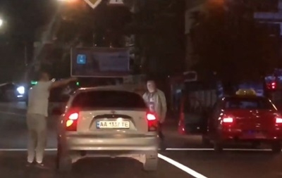 В Киеве водители подрались посреди дороги