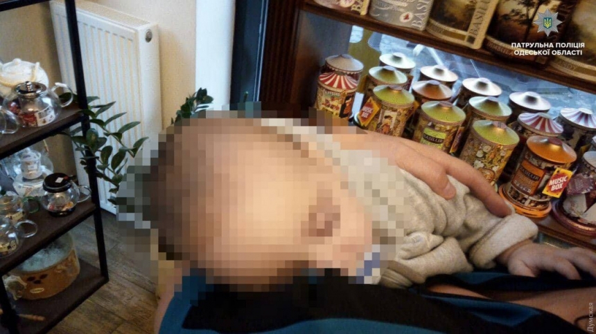 В Одессе пьяные родители оставили младенца на улице