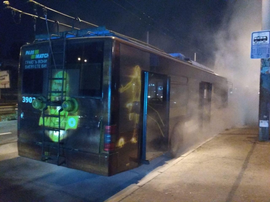 В Киеве прямо на ходу загорелся троллейбус