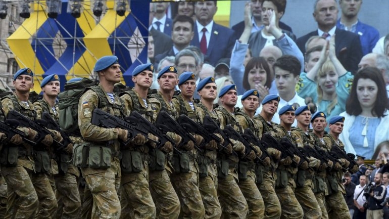 Порошенко подписал Указ о повышении зарплат военным на 30% 