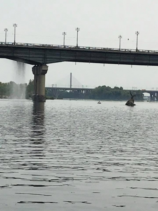 Не только устал, но и замироточил: на мосту Патона в Киеве образовался водопад. ВИДЕО