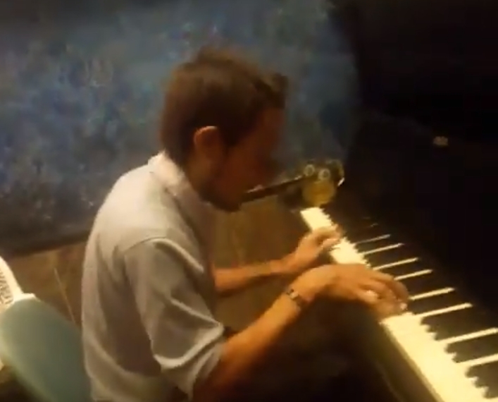 В Николаеве бездомный поразил горожан игрой на пианино. ВИДЕО