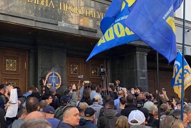 В Киеве полиция штурмует офис ветеранов ОУН и батальона «Айдар»