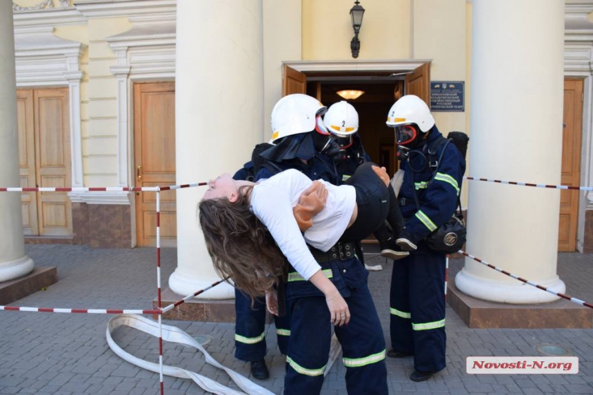 В Николаеве «спасали» актеров и «тушили» пожар в театре. ФОТОРЕПОРТАЖ