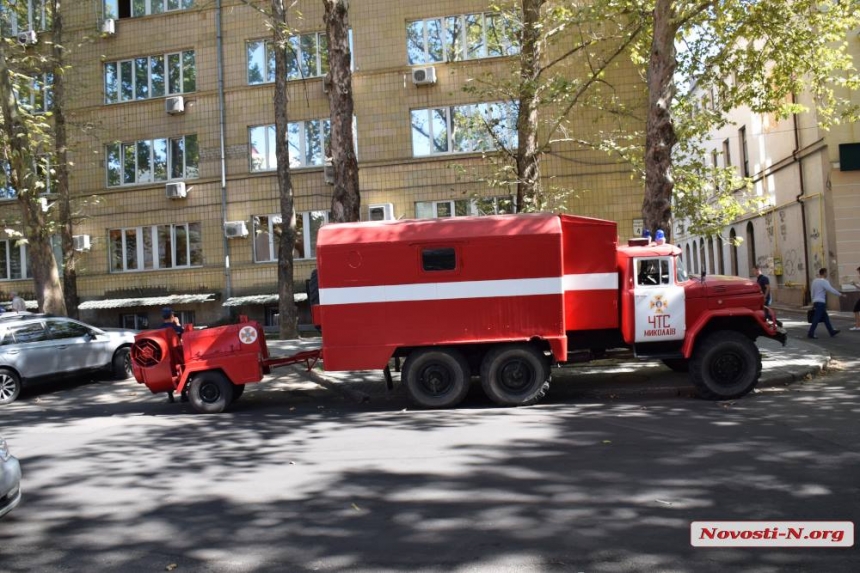 В Николаеве «спасали» актеров и «тушили» пожар в театре. ФОТОРЕПОРТАЖ