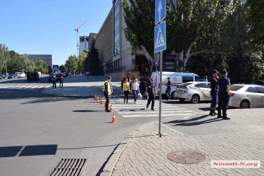 В Николаеве «спасали» актеров и «тушили» пожар в театре. ФОТОРЕПОРТАЖ