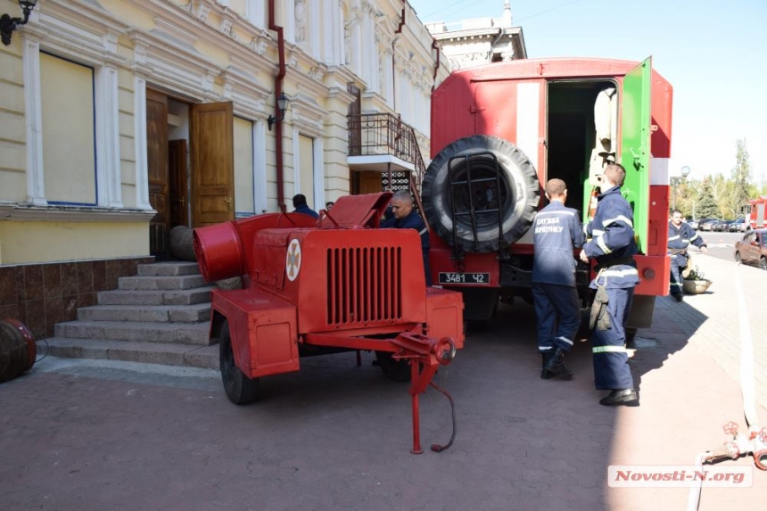 В Николаеве «спасали» актеров и «тушили» пожар в театре. ФОТОРЕПОРТАЖ