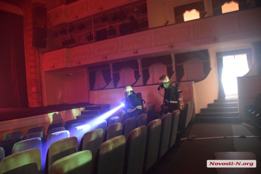 В Николаеве «спасали» актеров и «тушили» пожар в театре. ФОТОРЕПОРТАЖ