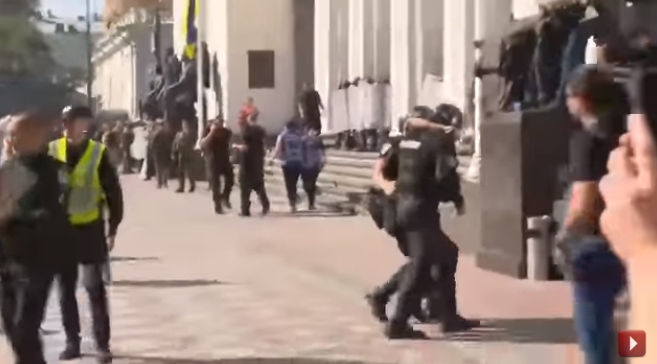Под Верховной Радой начались столкновения, ранен полицейский
