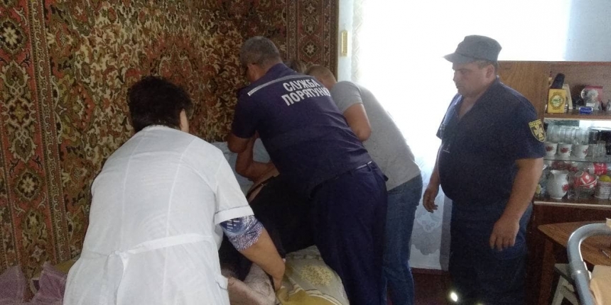 На Николаевщине спасатели помогли медикам доставить больного мужчину домой