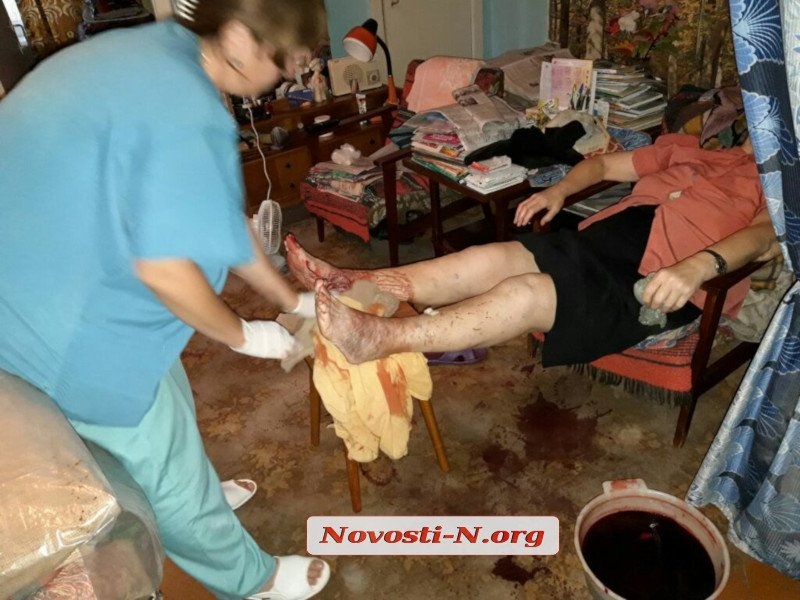Появилось видео как в Николаеве полицейские спасли истекающую кровью старушку