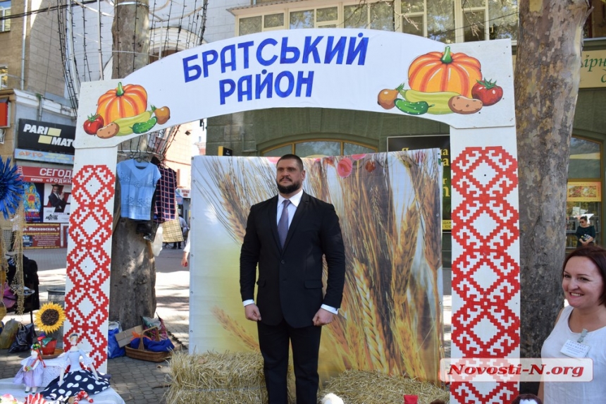 Как губернатор Савченко гулял по Соборной в день рождения области. ФОТОРЕПОРТАЖ