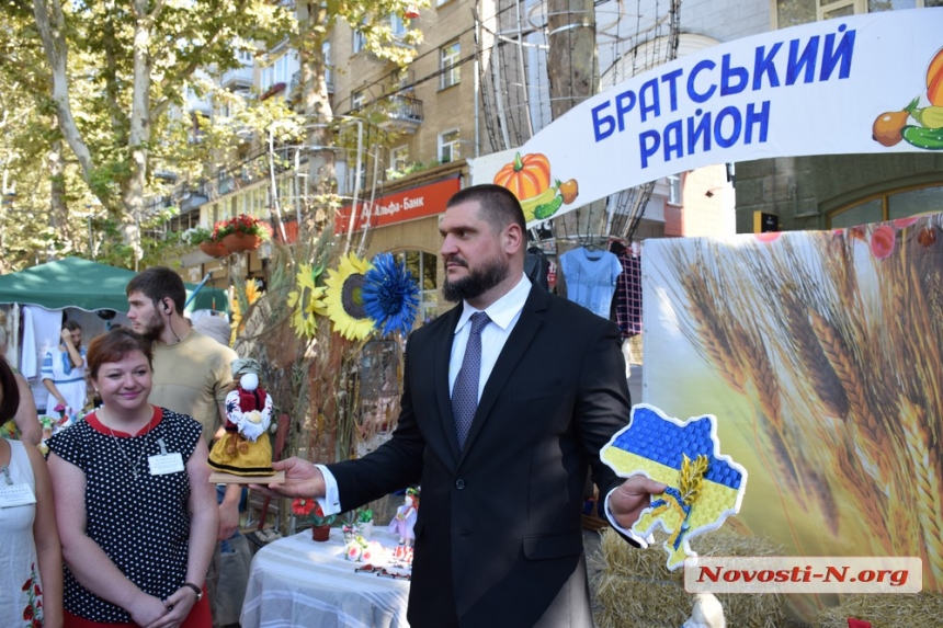 Как руководитель Николаевщины Алексей Савченко гулял по Соборной в день рождения области. ФОТОРЕПОРТАЖ