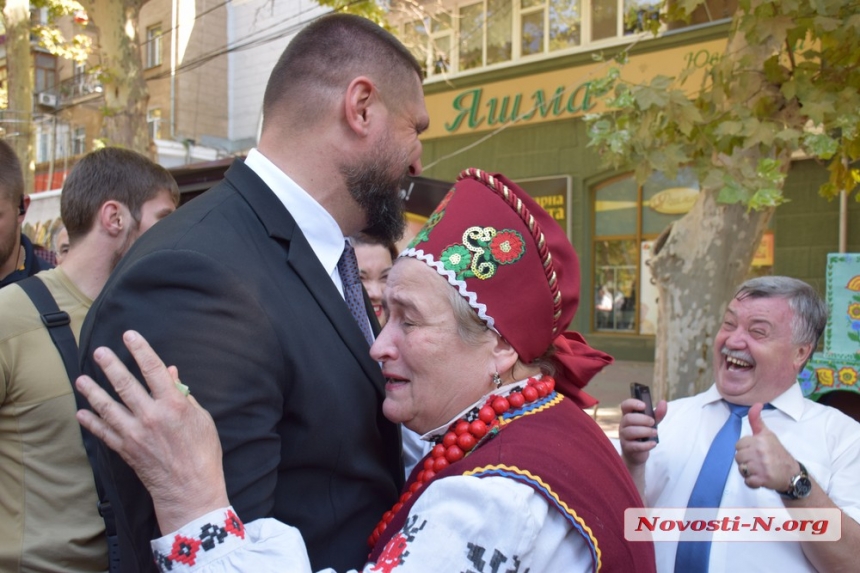 Как губернатор Савченко гулял по Соборной в день рождения области. ФОТОРЕПОРТАЖ