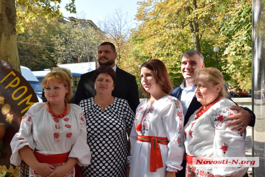 Как губернатор Савченко гулял по Соборной в день рождения области. ФОТОРЕПОРТАЖ