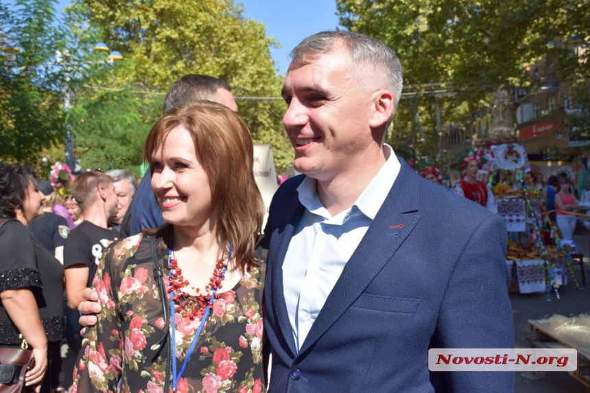 Как губернатор Савченко гулял по Соборной в день рождения области. ФОТОРЕПОРТАЖ