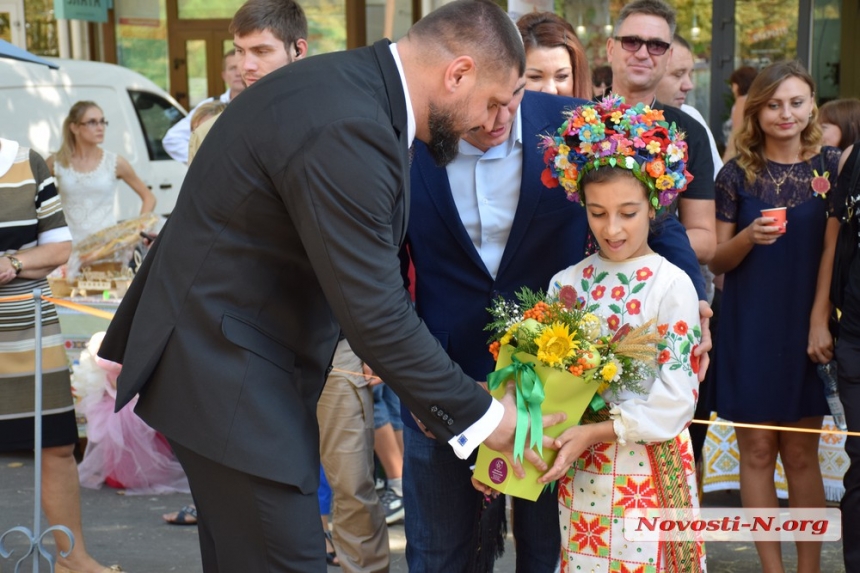 Как губернатор Савченко гулял по Соборной в день рождения области. ФОТОРЕПОРТАЖ