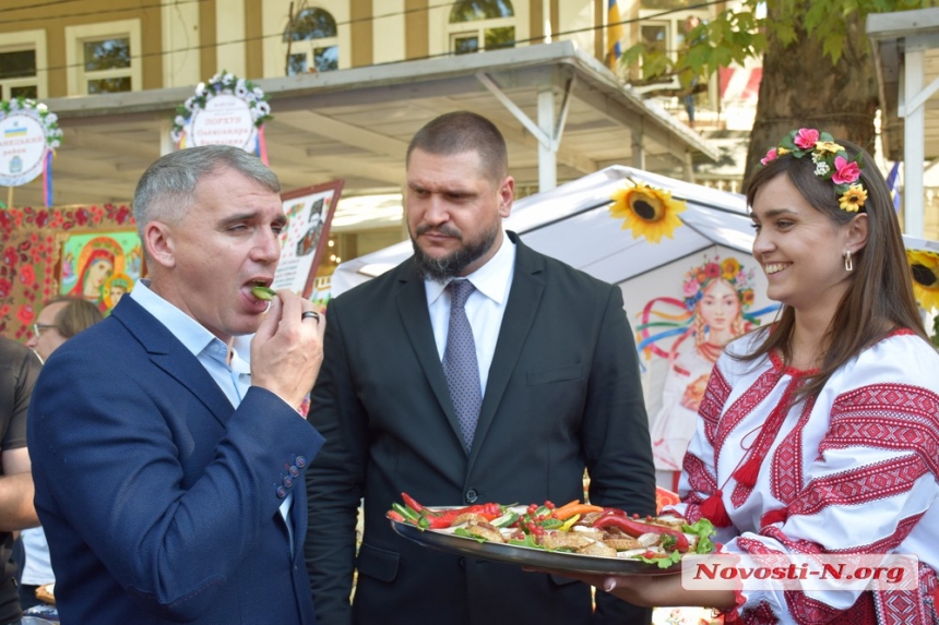 Как губернатор Савченко гулял по Соборной в день рождения области. ФОТОРЕПОРТАЖ