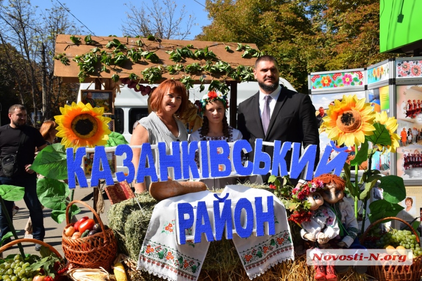 Как губернатор Савченко гулял по Соборной в день рождения области. ФОТОРЕПОРТАЖ