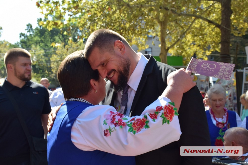 Как губернатор Савченко гулял по Соборной в день рождения области. ФОТОРЕПОРТАЖ