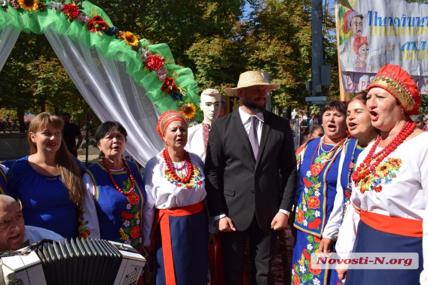 Как губернатор Савченко гулял по Соборной в день рождения области. ФОТОРЕПОРТАЖ