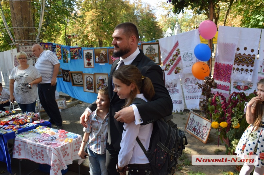 Как губернатор Савченко гулял по Соборной в день рождения области. ФОТОРЕПОРТАЖ
