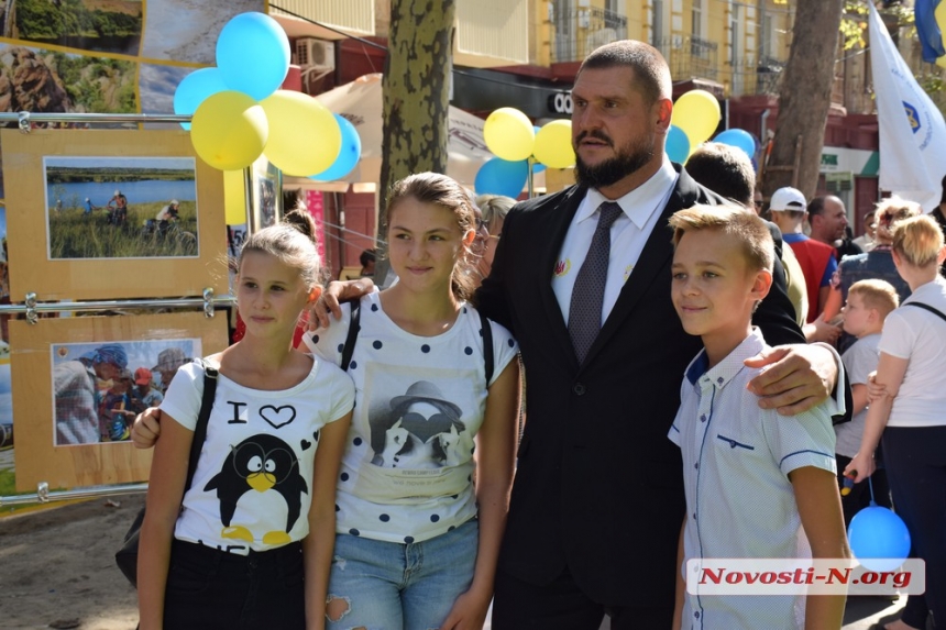 Как губернатор Савченко гулял по Соборной в день рождения области. ФОТОРЕПОРТАЖ