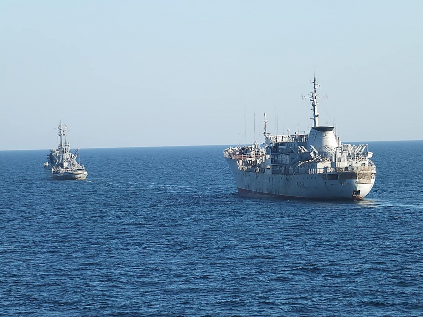 Появилось видео, как корабли «Донбасс» и «Корец» проходят под Керченским мостом