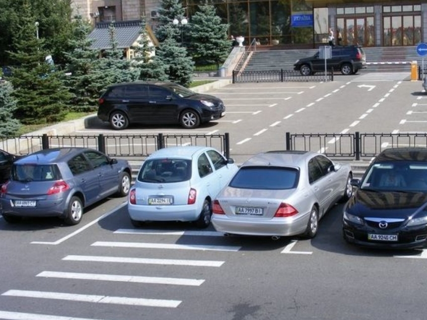 Киеврада уполномочила около 200 парковщиков выписывать штрафы и эвакуировать авто