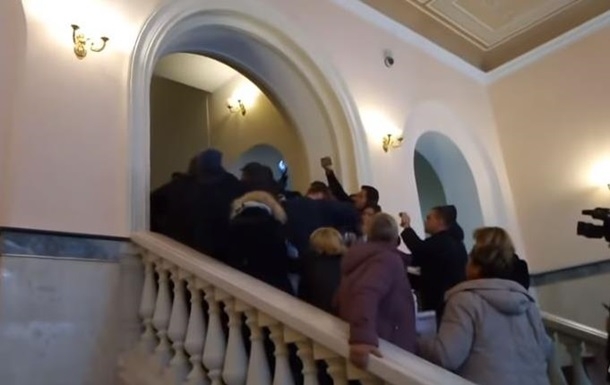 В Минздраве подрались протестующие с полицией. ВИДЕО