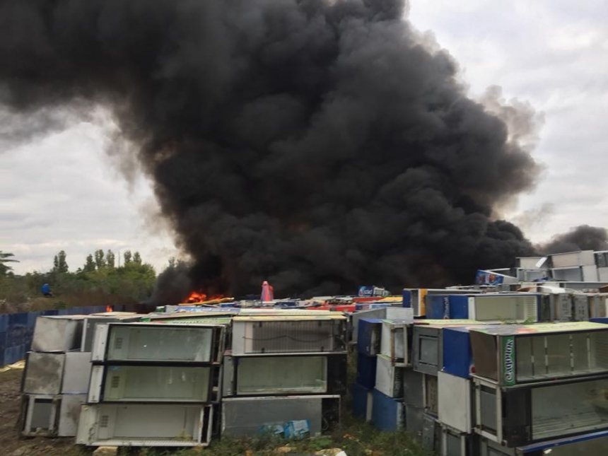 Появилось видео масштабного пожара на свалке старой техники в Кульбакино