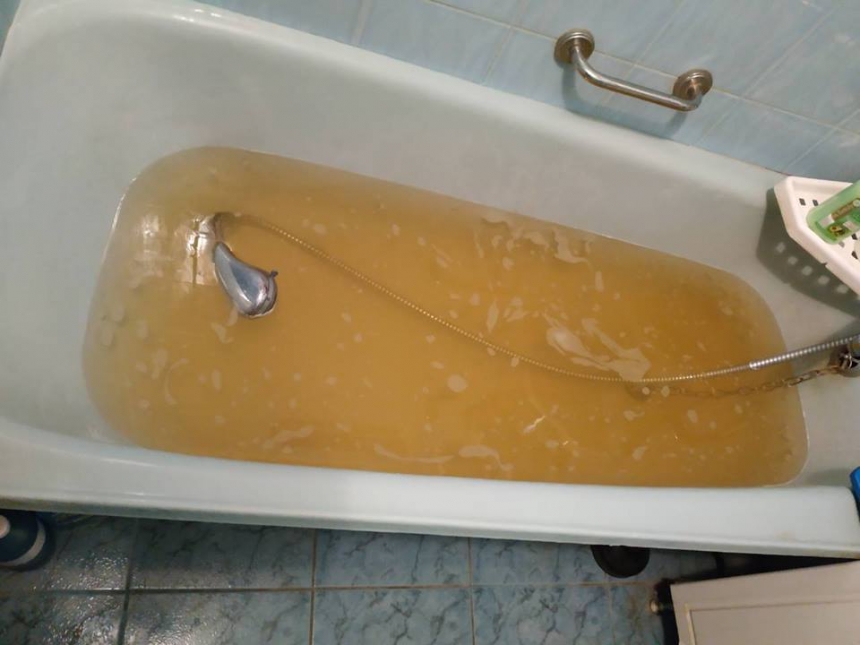 Николаевцы жалуются на ржавую воду из крана, которая течет уже неделю