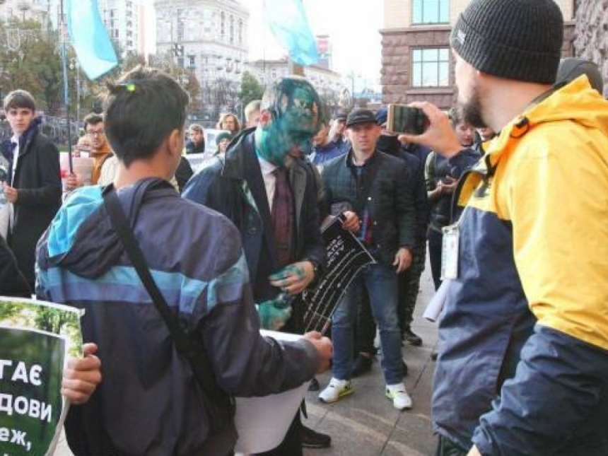 В сети появилось видео нападения на депутата в Киеве 