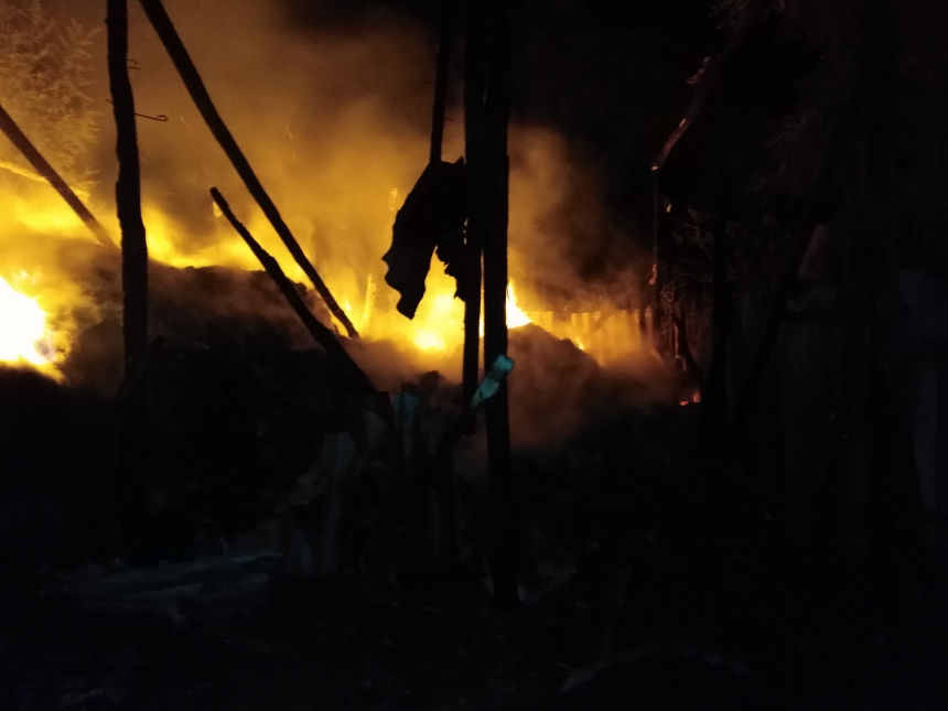 На Николаевщине из-за масштабного пожара сена едва не загорелся жилой дом