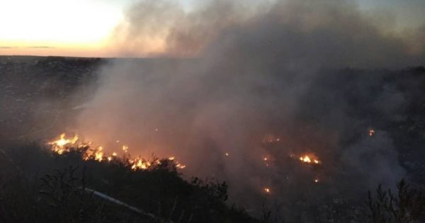Жители сел Николаевщины задыхаются от дыма из-за пожара на стихийной свалке 