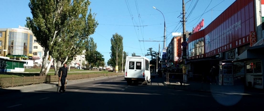 В центре Николаева мужчина на костылях "перебегал" дорогу в неположенном месте