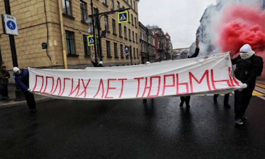 В Питере арестовали активистов, "поздравивших" Путина с днем рождения