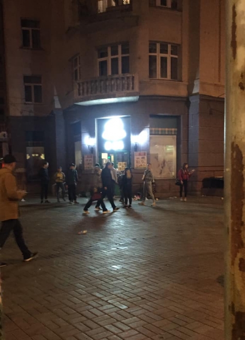 В центре Киева толпа детей ограбила магазин