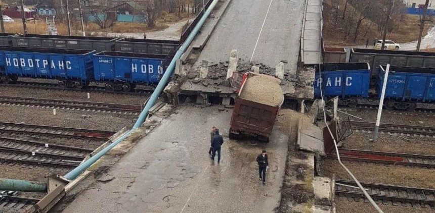 В России рухнул мост на железнодорожные пути. ВИДЕО