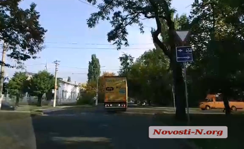 В центре Николаева заблудившаяся одесская фура устроила затор. ВИДЕО