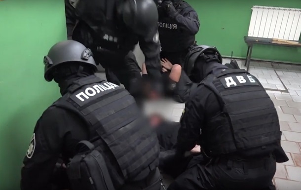 В Харькове арестовали двух полицейских за избиение мужчины в метро