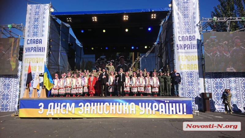 На Соборной площади николаевцы спели гимн вместе с Александром Пономаревым