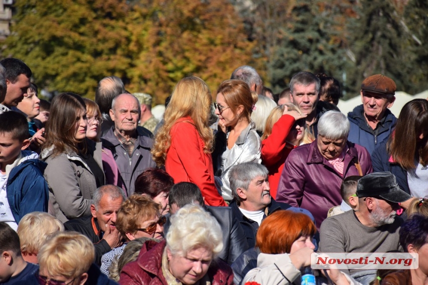 Как николаевцы на площади спели вместе с Пономаревым Гимн Украины. ФОТОРЕПОРТАЖ 